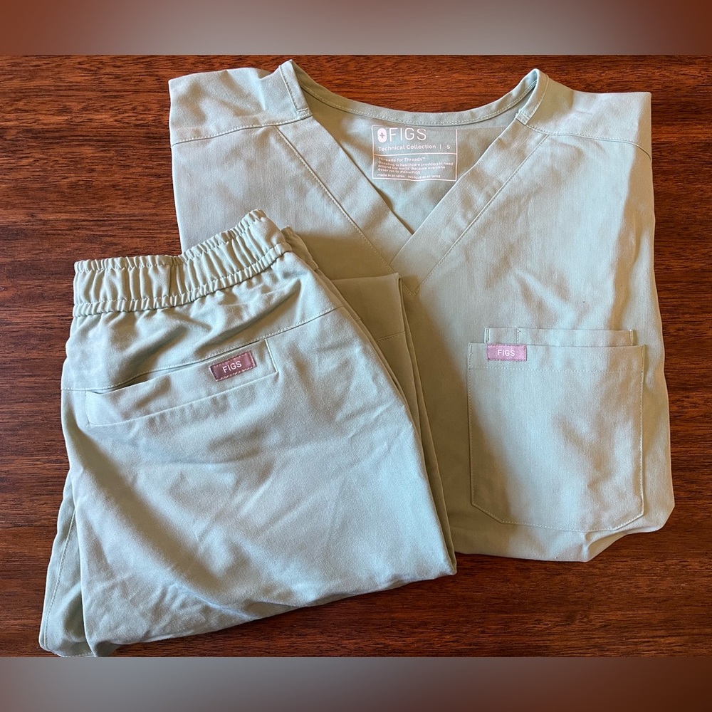 FIGS men’s scrubs top and bottoms